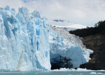 Los glaciares se forman en áreas donde se acumula más nieve en invierno que la que se funde en verano. Cuando las temperaturas se mantienen debajo del punto de congelación, la nieve caída cambia su estructura ya que la evaación y recondensación del agua causa la recristalización para formar granos de hielo más pequeños, espesos y de forma esférica. A este tipo de nieve recristalizada se la conoce como neviza.