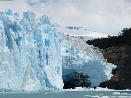 Los glaciares se forman en áreas donde se acumula más nieve en invierno que la que se funde en verano. Cuando las temperaturas se mantienen debajo del punto de congelación, la nieve caída cambia su estructura ya que la evaación y recondensación del agua causa la recristalización para formar granos de hielo más pequeños, espesos y de forma esférica. A este tipo de nieve recristalizada se la conoce como neviza.