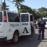 Reporteros detenidos por llevar un arma