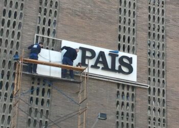 ¿El fin de El País? El cartel con el logo del diario desaparece de su sede después de 30 años