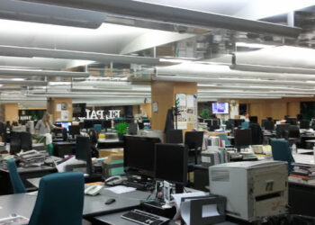 La redacción de El País amanece vacía en su primer día de huelga, la empresa baja los despidos a 139