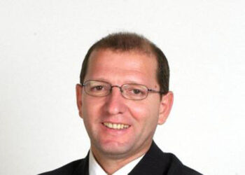 Antena 3 gana el mes de enero y Telecinco le acusa de tirar la casa la ventana Manuel Villanueva