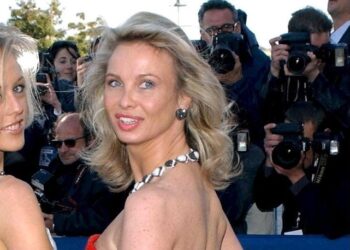 El Mundo y El País celebran su ‘superdomingo’: Corinna y Blancanieves disparan sus datos