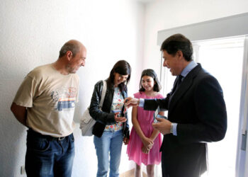 ignacio_gonzalez_entrega_casas_comunidad