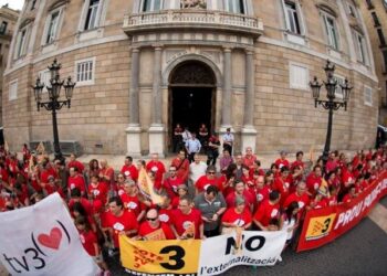 77.000 firmas contra el ERE de TV3: la plantilla se manifiesta frente a la Generalitat catalana