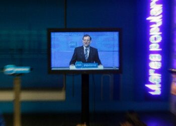 Ruedas de prensa sin preguntas, con plasmas y declaraciones enlatadas: vuelve la campaña electoral