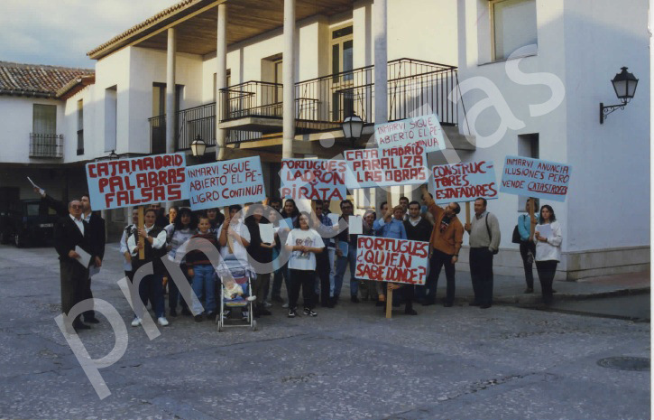 Manifestaciones contra El Portugués e INMARVI frente a la puerta del Ayuntamiento de Valdemoro (1995)