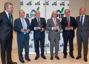 VÍDEO: Los periodistas económicos (APIE) entregan su ‘Tintero’ a Cristóbal Montoro