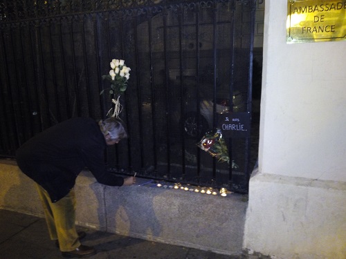 Concentración de apoyo en Madrid por las doce víctimas del atentado que sufrió el semanario satírico francés 'Charlie Hebdo'