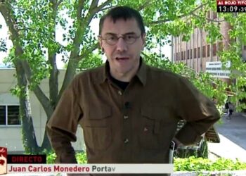 Monedero acusa a los medios de comunicación de persecución pero se esconde tras el ‘plasma de Rajoy’