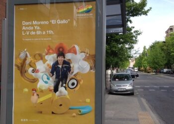 Parada de autobús con cartel de 'Anda ya' de 'Los 40 principales'