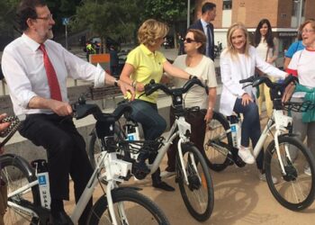 Cristina Cifuentes, Mariano Rajoy y Esperanza Aguirre en sus bicicletas