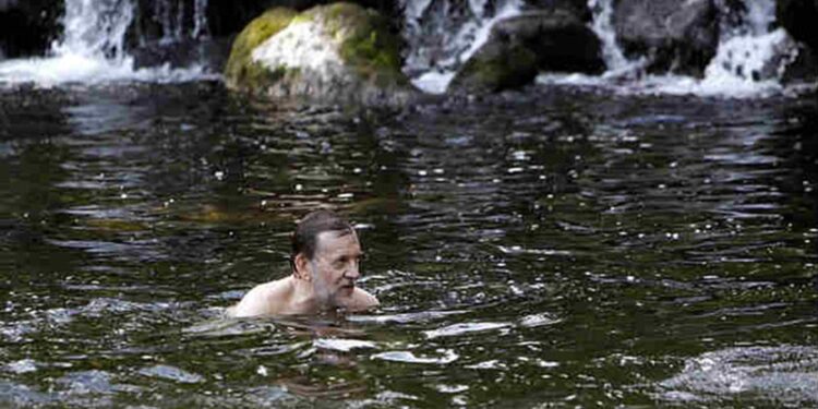 Mariano Rajoy dándose un baño en una piscina fluvial del río Umia, en Pontevedra