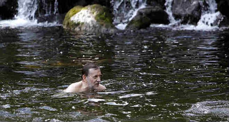 Mariano Rajoy dándose un baño en una piscina fluvial del río Umia, en Pontevedra