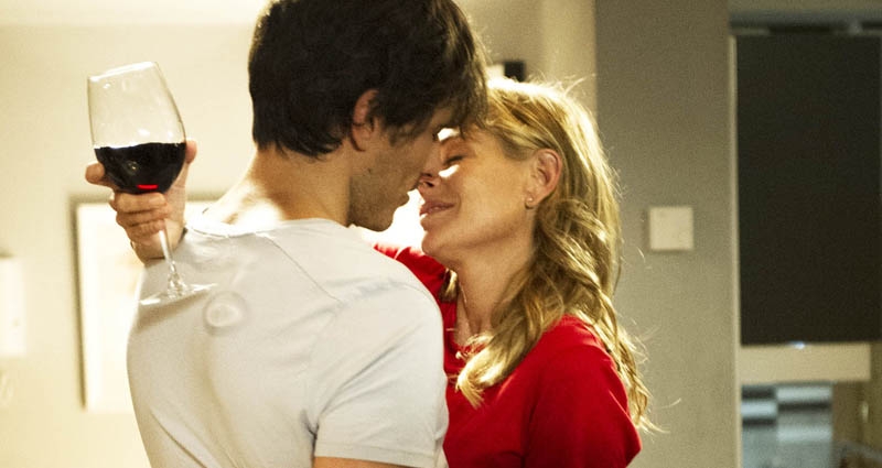 Belén Rueda y Andrés Velencoso en una de las escenas de 'B&b'