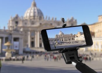 El palo selfie prohibido en los Museos Vaticanos y visitas papales