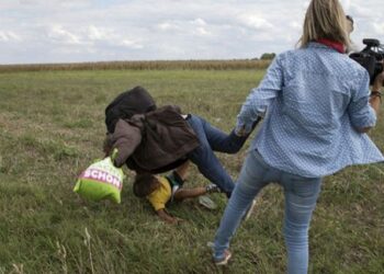 Una reportera húngara es despedida tras atacar a varios refugiados sirios