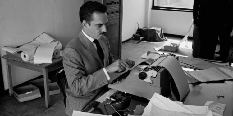 Gabriel García Márquez en las oficinas de Prensa Latina, Bogotá, 1959. Foto: Hernán Díaz.