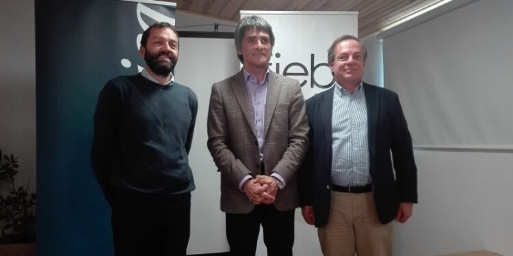 De izda. a dcha.: Alejandro Fernández, presidente de FIEB; Francisco Jariego, director de la división industrial de IoT de Telefónica; y Juan Luis Riesgo, gerente de patrocinios de Telefónica