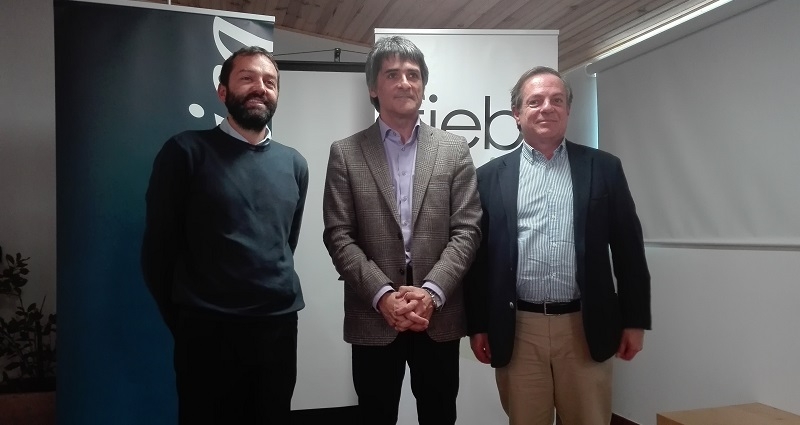 De izda. a dcha.: Alejandro Fernández, presidente de FIEB; Francisco Jariego, director de la división industrial de IoT de Telefónica; y Juan Luis Riesgo, gerente de patrocinios de Telefónica