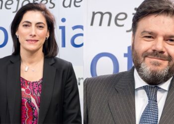 María Luisa Martínez, directora de Relaciones Corporativas de CaixaBank, y Juan José Berganza, director de Comunicación, Marca y Responsabilidad Social Corporativa de Indra