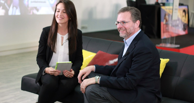 El catedrático Max Römer junto a la periodista Daniela Peinado