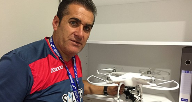 José Ramón Sandoval, técnico del Granada CF, y su dron