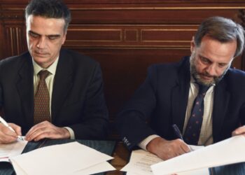 Santiago Miralles, Director de Casa América (izquierda) y Juan Cierco, Director de Comunicación de Iberia (derecha)