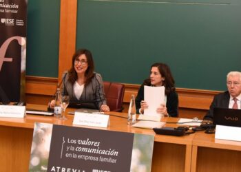 De izq. a dcha.: Núria Vilanova, presidenta de ATREVIA, Inés Yuste, presidenta de ADEFAM y Josep Tàpies, profesor del IESE