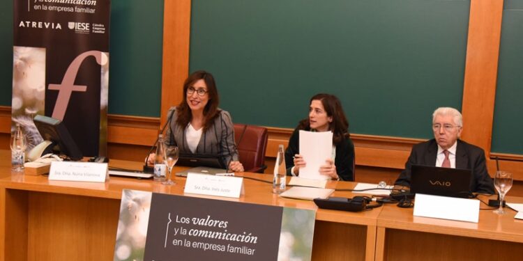 De izq. a dcha.: Núria Vilanova, presidenta de ATREVIA, Inés Yuste, presidenta de ADEFAM y Josep Tàpies, profesor del IESE