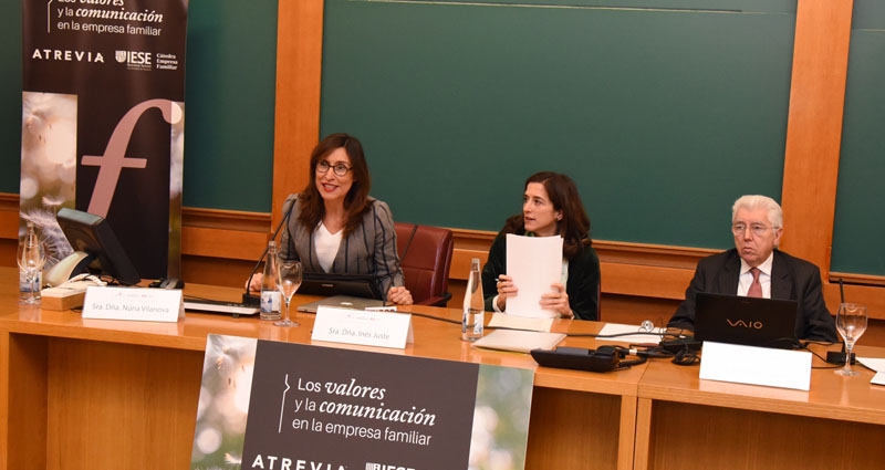 De izq. a dcha.: Núria Vilanova, presidenta de ATREVIA, Inés Yuste, presidenta de ADEFAM y Josep Tàpies, profesor del IESE