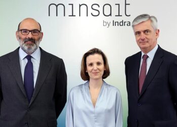 (De izquierda a derecha) Fernando Abril-Martorell, Presidente de Indra; Cristina Ruiz, Directora General de Tecnologías de la Información de Indra y responsable de Minsait; y Javier de Andrés, Consejero Delegado de Indra