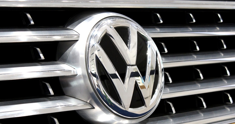 El logotipo de Volkswagen en uno de sus vehículos