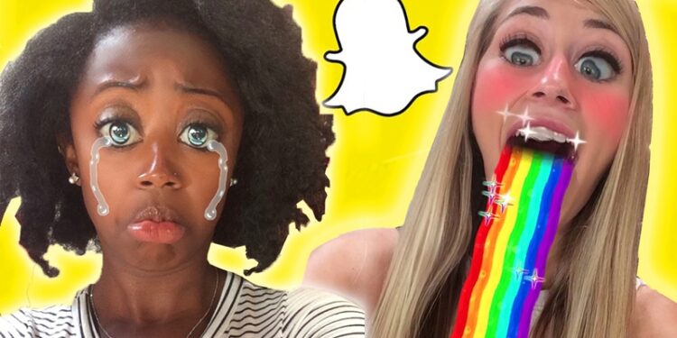 Unas adolescentes disfrutando los filtros de Snapchat