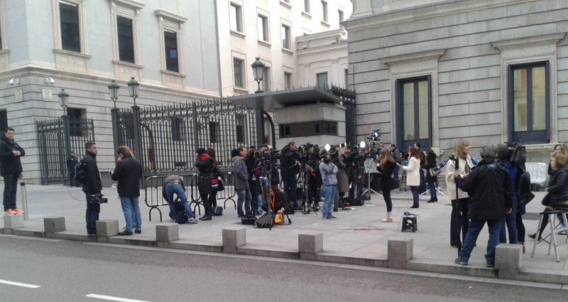 Periodistas congregados en la puerta principal del Congreso de los Diputados. Foto: Alicia Vela