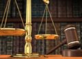 La Justicia, representada mediante una balanza y un mazo de juez.