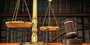 La Justicia, representada mediante una balanza y un mazo de juez.