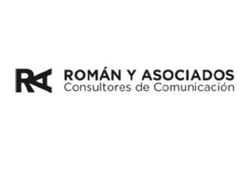 Logo de la agencia de Comunicación Román y Asociados.