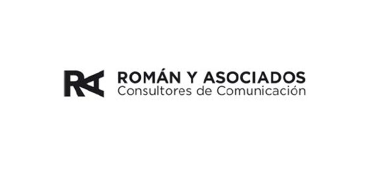 Logo de la agencia de Comunicación Román y Asociados.