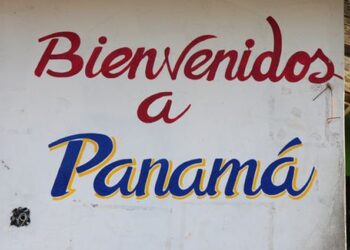 Una pintada en un muro que reza 'Bienvenidos a Panamá'