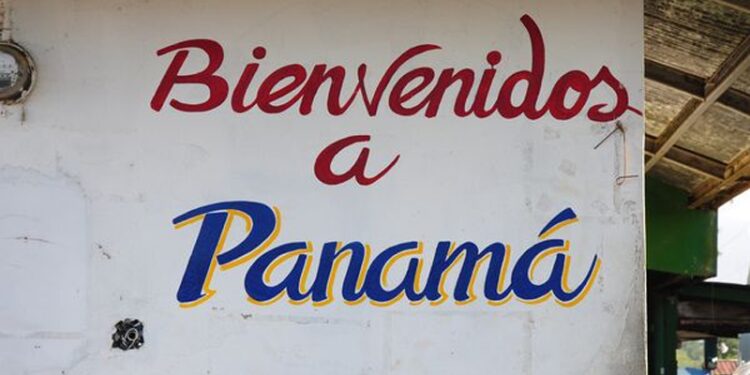 Una pintada en un muro que reza 'Bienvenidos a Panamá'