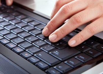 Unas manos en un teclado de PC.
