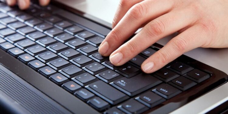 Unas manos en un teclado de PC.