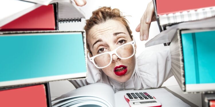 Una mujer estresada en su puesto de trabajo en una imagen de archivo.