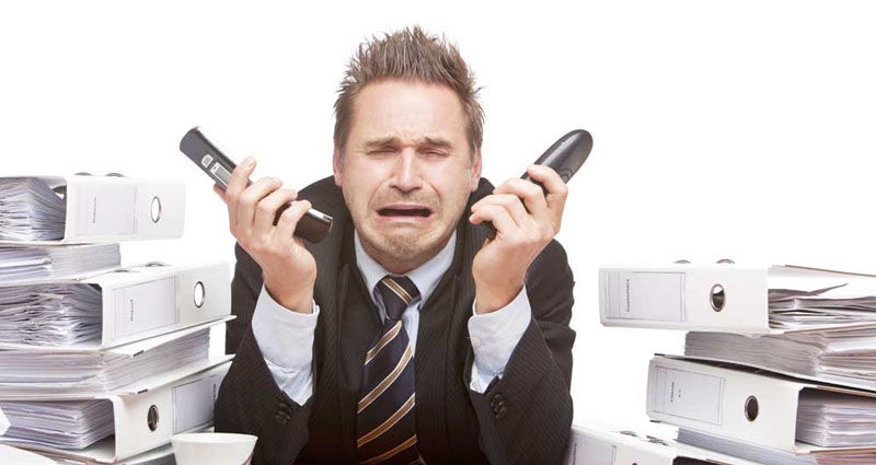 Un hombre llora en una oficina en una imagen de archivo.