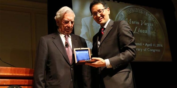 Mario Vargas Llosa recibe el premio 'Leyenda Viva' de manos de David Mao, director de la Biblioteca del Congreso