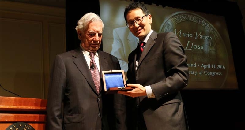 Mario Vargas Llosa recibe el premio 'Leyenda Viva' de manos de David Mao, director de la Biblioteca del Congreso