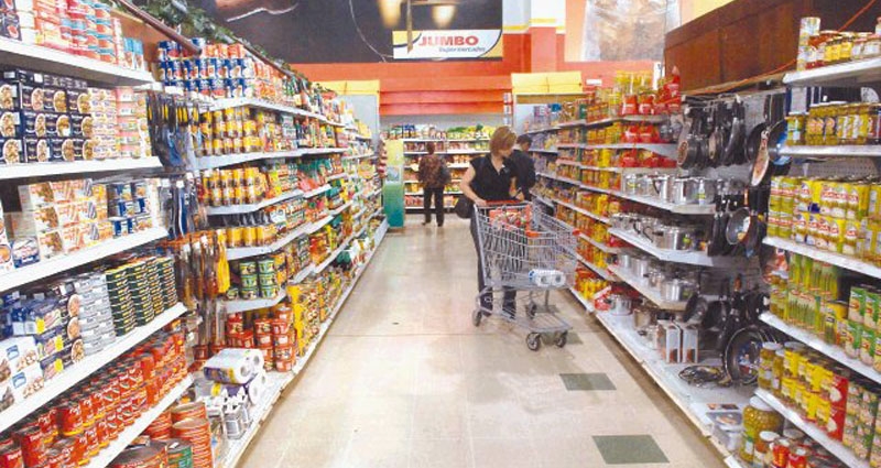 Los estantes de un supermercado.