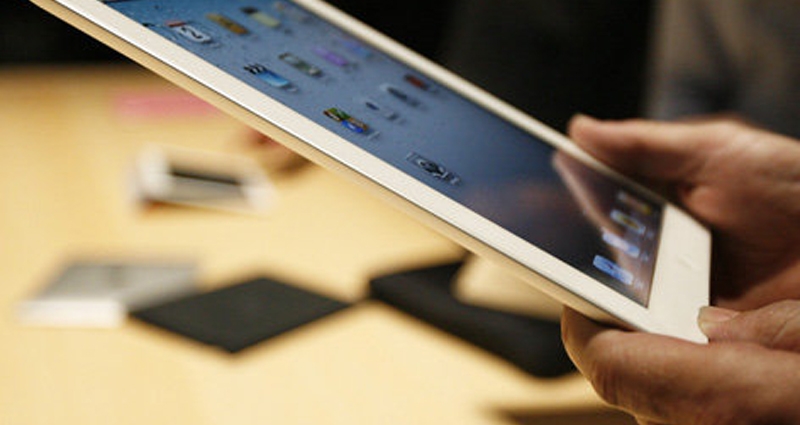Una persona con una tablet en una imagen de archivo.