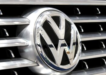 El logo de la marca Volkswagen en uno de sus automóviles en una imagen de archivo.